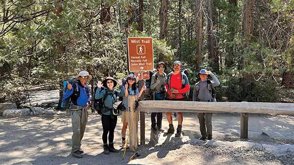 존뮤어트레일의 들머리인 해피 아일스 트레일 헤드에 도착해 존뮤어트레일의 마침표를 찍었다.