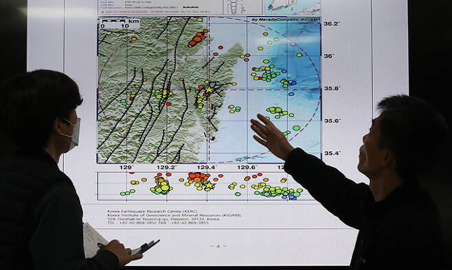 경북 경주에서 규모 4.0 지진이 발생한 가운데 30일 대전 유성구 한국지질자원연구원 지진종합상황실에서 지진분석자들이 발생지역 과거지진 통계 상황을 분석하고 있다. 뉴스1