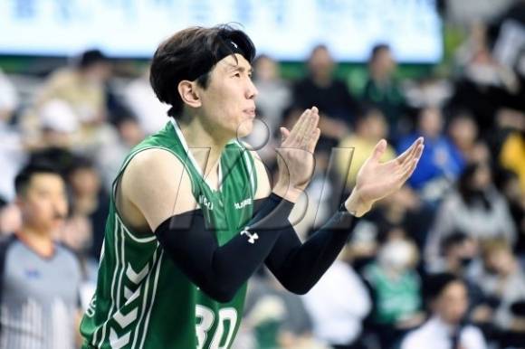 원주 DB 두경민이 지난 3월 7일 원주종합체육관에서 열린 2022~23시즌 프로농구 고양 캐롯과의 경기에서 팀 동료들을 독려하고 있다. KBL 제공