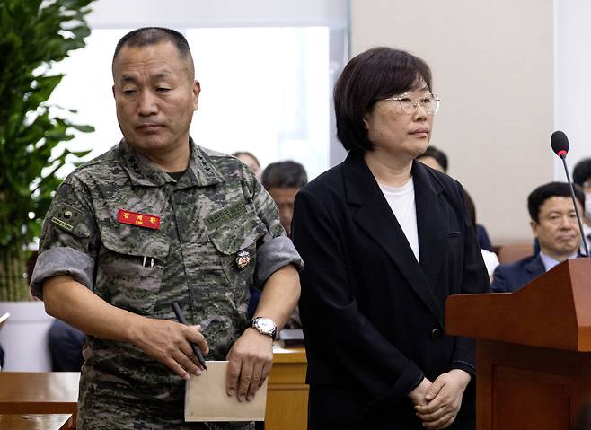 8월25일 국회 국방위원회에서 김계환 해병대 사령관과 유재은 국방무 법무관리관이 함께 서 있다. ⓒ시사IN 조남진