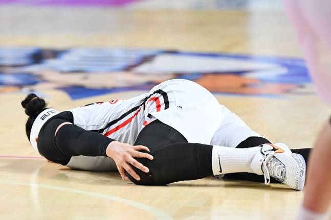 BNK 김한별이 20일 삼성생명과 원정경기 도중 왼쪽 무릎을 부여잡고 고통을 호소하고 있다. /사진=WKBL