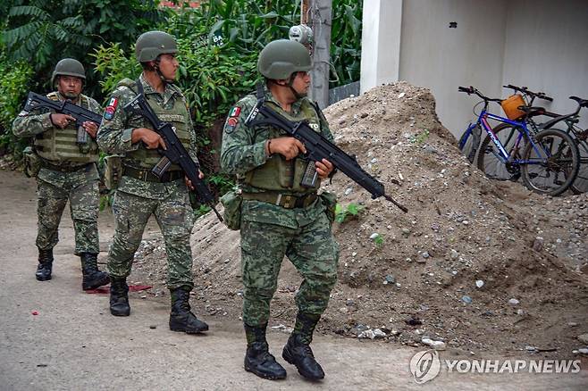 지난 9월 치아파스주 마을 순찰하는 멕시코 군 장병 [EPA 연합뉴스 자료사진. 재판매 및 DB 금지]