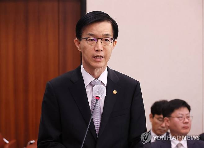 인사말 하는 방문규 장관 (서울=연합뉴스) 이정훈 기자 = 30일 국회에서 열린 산업통상자원중소벤처기업위원회 전체회의에서 방문규 산업통상자원부 장관이 인사말을 하고 있다. 2023.11.30 uwg806@yna.co.kr