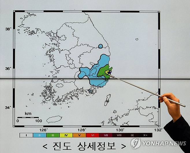 경주서 규모 4.0 지진...분주한 기상청 (서울=연합뉴스) 한종찬 기자 = 30일 오전 4시 55분께 경북 경주시 동남동쪽 19㎞ 지점(경주시 문무대왕면)에서 규모 4.0 지진이 발생했다. 이날 오전 서울 동작구 기상청에서 이원길 통보관이 지진 관련 정보를 살펴보고 있다. 2023.11.30 saba@yna.co.kr