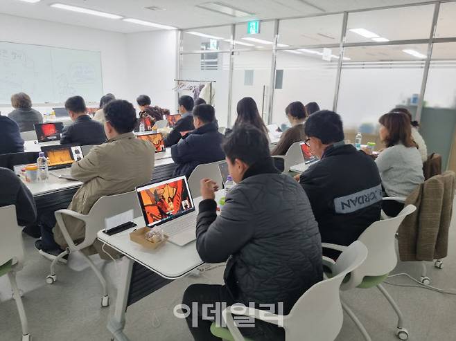 국립극단은 후원금을 활용한 사회공헌 행사 일환으로 한국농아인협회 소속 농아인을 초청해 연극 수어통역 버전 제공 및 배리어프리 버전에 대한 의견을 청취했다. (사진=국립극단)