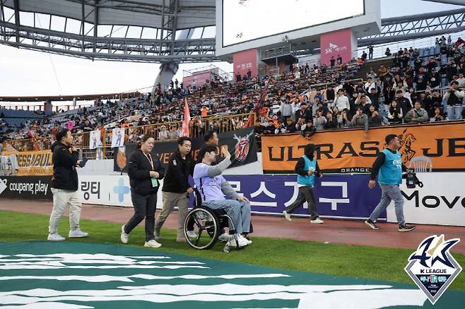 제주유나이티드 유연수가 은퇴식에서 팬들과 인사하고 있다. 사진=한국프로축구연맹