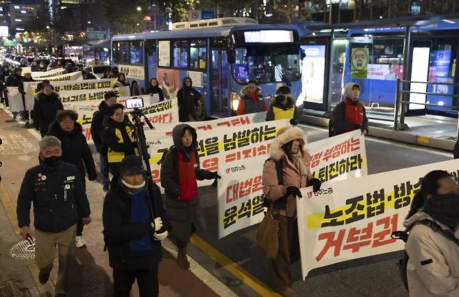 민주노총 회원들이 1일 오후 서울 세종대로사거리 인근에서 ‘거부권 남발, 윤석열 대통령 규탄 기자회견’을 마친 후 종로3가 방향으로 행진하고 있다. (사진=연합뉴스)