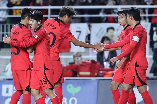 한국축구가 11월 FIFA 랭킹에서 1계단 오른 23위를 차지했다. 한국은 11월 A매치 2경기에서 모두 대승을 거뒀다. (연합뉴스)