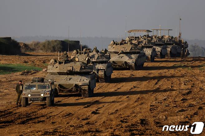 이스라엘 군과 하마스 간 일시 휴전이 발효된 24일(현지시간) 이스라엘 장갑차(APC)와 탱크들이 팔레스타인 가자지구를 떠나 이스라엘 지역으로 이동하고 있다. ⓒ 로이터=뉴스1 ⓒ News1 최종일 기자