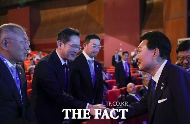 윤석열 대통령이 지난 20일(현지시간) 파리 이시레물리노에서 열린 제172차 국제박람회기구(BIE) 총회에서 진행된 2030 세계박람회 경쟁 프레젠테이션(PT)에서 부산엑스포 유치를 위한 영어 연설을 앞두고 정의선(왼쪽부터) 현대차그룹 회장, 이재용 삼성전자 회장, 구광모 LG 회장 등과 인사하고 있다. /뉴시스