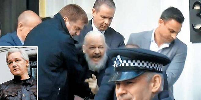 영국 런던 주재 에콰도르 대사관에 7년간 피신해 있던 ‘위키리크스’ 설립자 줄리언 어산지(큰 사진 가운데)가 2019년 2월 영국 경찰에 체포돼 끌려나오고 있다. 그는 수염이 덥수룩해지고 눈에 띄게 늙은 모습으로 충격을 안겼다. 작은 사진은 지난 2017년 어산지의 모습.