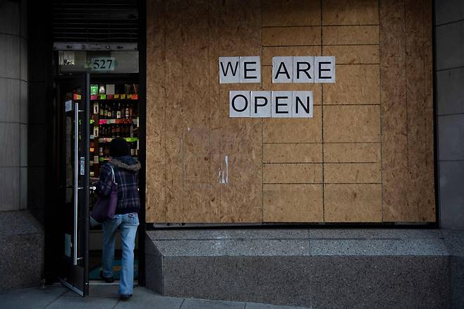 미 수도인 워싱턴 DC에서 지난 12일 대통령 취임식 관련 폭동 우려로 플라이우드로 막아놓은 건물에 있는 주류 판매점이 영업을 하고 있다. 지난해 말부터 미국 수십 주가 술과 담배세를 인상했다. 코로나로 우울해하는 사람들이 술과 담배 소비를 거의 줄이지 않고 있어 조세 저항도 적기 때문이다.  <저작권자 ⓒ 1980-2021 ㈜연합뉴스. 무단 전재 재배포 금지>