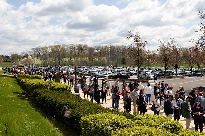 미 펜실베이니아주 랜스데일의 한 코로나 백신 접종소 앞에서 지난 18일 사람들이  접종 순서를 기다리고 있다. 미국은 현재 미 성인의 절반이 백신을 1차례 이상 맞았으며, 4명 중 1명은 2차 접종까지 완료한 것으로 집계됐다. /로이터 연합