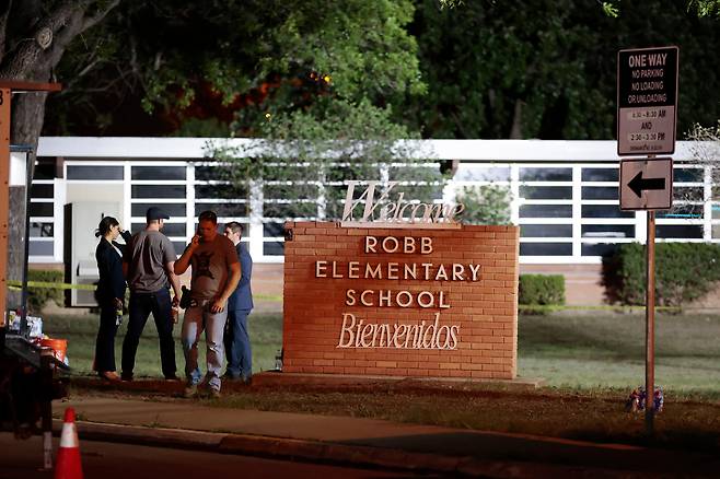어린이 19명 등 무고한 인명 21명의 목숨을 앗아간 총기 난사가 일어난 텍사스 유밸디의 롭 초등학교. 24일 밤(현지 시각) 수사 당국이 학교를 폐쇄하고 내부를 조사하고 있다. /EPA 연합뉴스