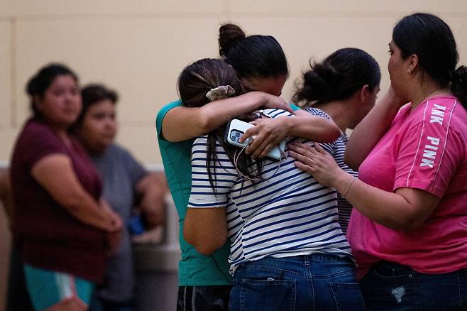 텍사스 유밸디의 롭 초등학교 총기 난사가 일어난 24일 저녁, 인근 주민센터에서 가족과 주민들이 피해 상황을 브리핑받고 자녀의 생사를 확인하는 과정에서 오열하고 있다. /AFP 연합뉴스