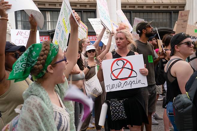 미 연방대법원이 낙태권을 인정한 판례를 폐기한 다음날인 25일, 조지아주 애틀랜타에서 낙태권 옹호단체가 거리 집회를 벌이고 있다. 이들이 든 '옷걸이' 그림은 1973년 이전 대부분 주에서 낙태가 불법이었던 시절 여성들이 철제 옷걸이 등을 이용해 무허가 낙태 시술을 받았던 것을 상징한다. /AFP 연합뉴스