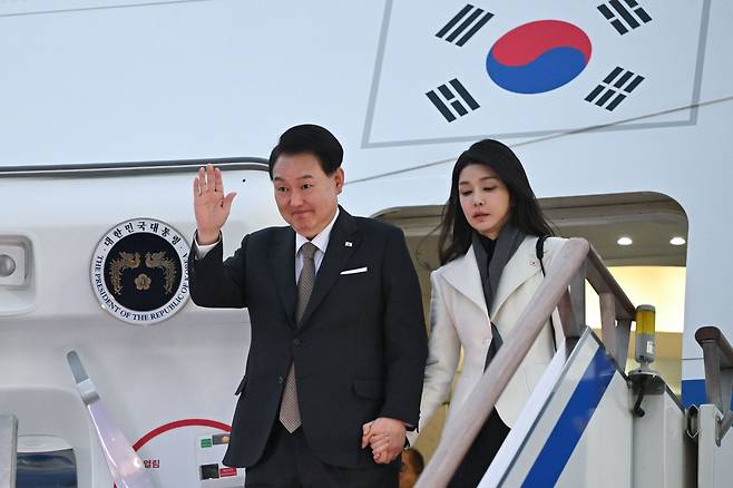 윤석열 대통령이 지난 26일 오전 경기 성남시 서울공항에 도착해 김건희 여사와 공군 1호기에서 내리며 인사하고 있다./대통령실 제공