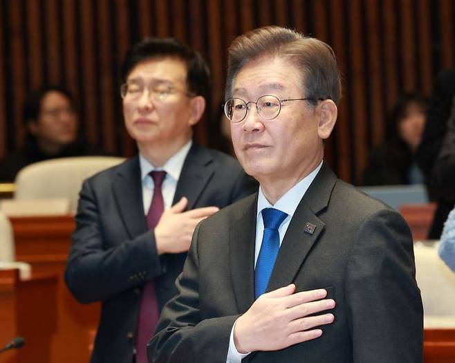 이재명 더불어민주당 대표가 30일 오후 서울 여의도 국회 본관 예결위회의장에서 열린 의원총회에서 국민의례를 하고 있다. ⓒ뉴시스