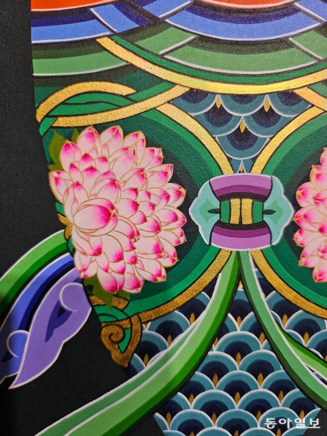 고마리 꽃을 단청문양으로 패턴화시킨 작품.