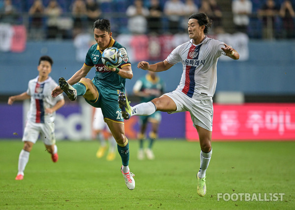 조유민(왼쪽, 대전하나), 김현(오른쪽, 수원FC). 서형권 기자