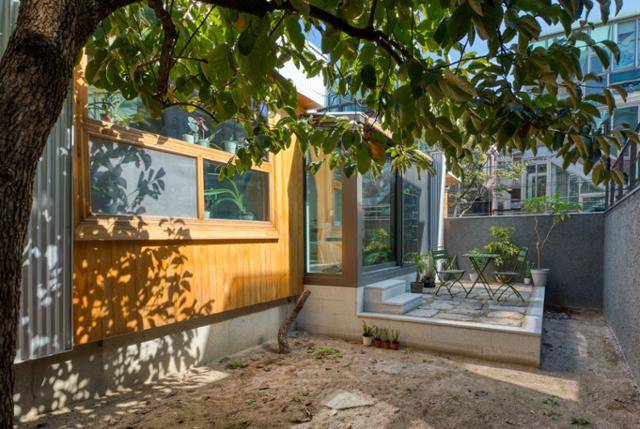 앞마당은 기존 흙마당을 그대로 두어 자연스럽고 간결한 맛을 살렸다. 이상훈 건축사진작가 제공