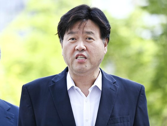 김용 전 민주연구원 부원장이 7월 27일 오전 쌍방울의 대북송금 의혹과 관련해 참고인 신분으로 조사를 받기 위해 경기도 수원시 영통구 수원지방검찰청으로 출석하고 있다. 연합뉴스