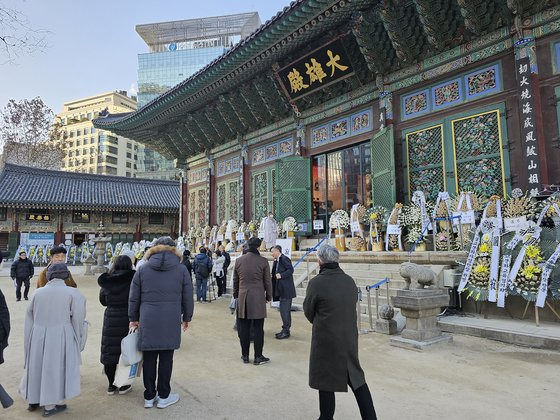 1일 서울 종로 조계사 대웅전을 앞은 이명박 전 대통령, 이재명 더불어민주당 대표, 김기현 국민의힘 대표 등 유력인사들이 보낸 조화로 가득했다. 이찬규 기자