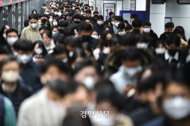 대중교통 마스크 착용 의무가 해제된 지난 3월20일 서울 시내 한 지하철역. 성동훈 기자