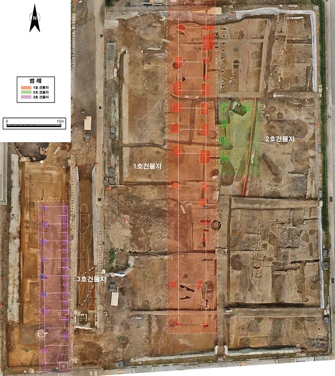 국립부여문화재연구소가 백제 사비시기 왕궁터로 추정되는 부여 관북리 유적에서 대형 건물터 등을 확인했다. 사진은 발굴조사에서 드러난 건물터들. 국립부여문화재연구소 제공