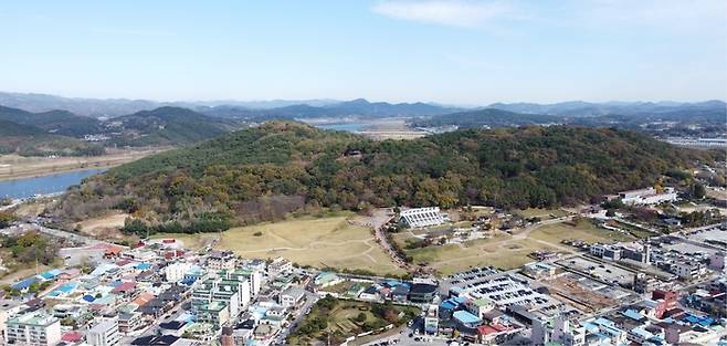 부여 부소산성 아래에 자리한 관북리 유적 전경. 부여문화재연구소 제공
