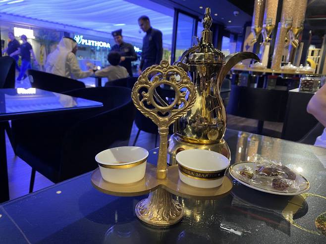 아랍 현지인들은 더운 날씨에도 뜨거운 아랍 커피를 즐긴다. UAE의 호텔이나 이벤트 등의 리셉션에는 어김없이 환대의 의미를 담은 커피와 대추야자가 놓여있다.