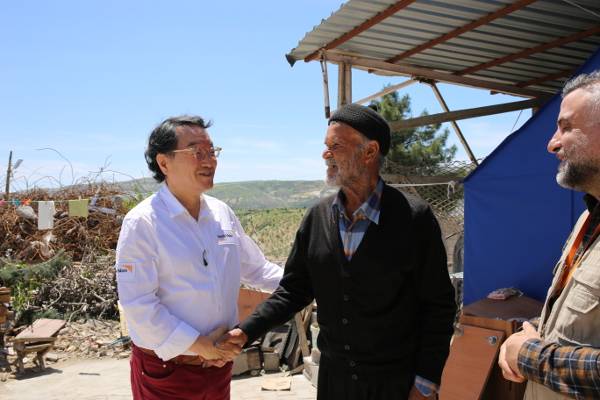 조명환(왼쪽) 회장이 지난 5월 대지진이 발생한 튀르키예에서 이재민을 만나 위로하고 있다. 월드비전 제공