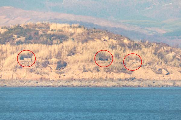 북한 장재도에 배치된 해안포 포문들(붉은색 원)이 개방돼 있는 모습이 30일 인천 옹진군 대연평도 망향전망대에 설치된 카메라에 포착됐다. 연합뉴스