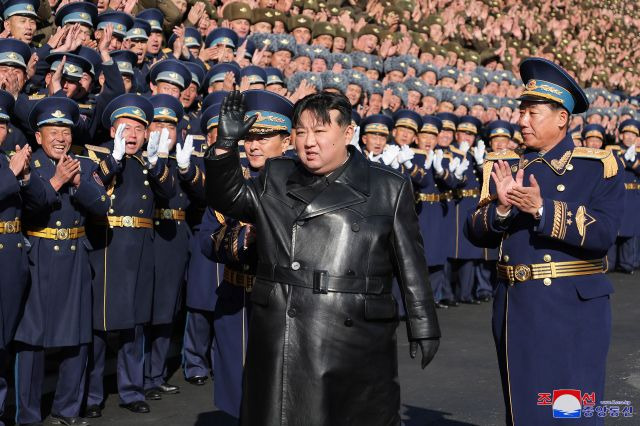 김정은 북한 국무위원장이 항공절(11월 29일)을 맞아 지난달 30일 조선인민군 공군사령부 등을 방문했다. 조선중앙통신