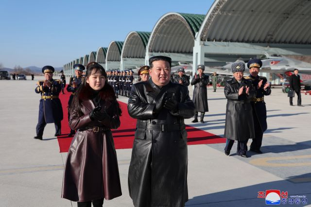 김정은 북한 국무위원장이 항공절(11월 29일)을 맞아 지난달 30일 조선인민군 공군사령부 등을 방문했다. 딸 주애도 동행했다. 조선중앙통신