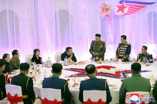 김정은 북한 국무위원장이 항공절(11월 29일)을 맞아 지난달 30일 조선인민군 공군사령부 등을 방문했다. 딸 주애도 동행했다. 조선중앙통신