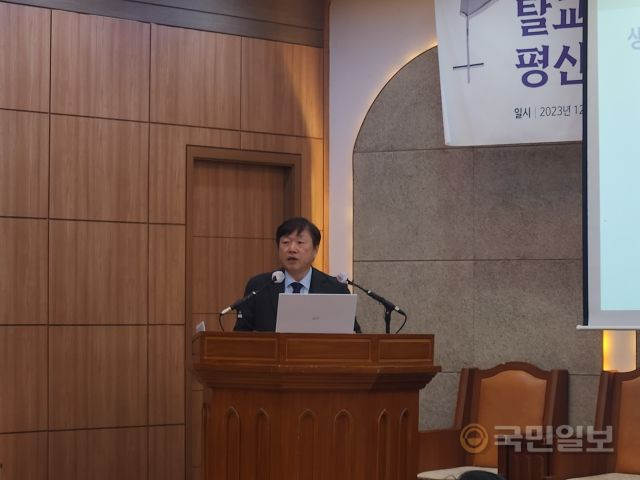 정재영 실천신대 21세기교회연구소장이 1일 서울 종로구 한국기독교회관에서 열린 한국 개신교 신자들의 신앙 욕구 조사 결과 세미나에서 설명하고 있다.