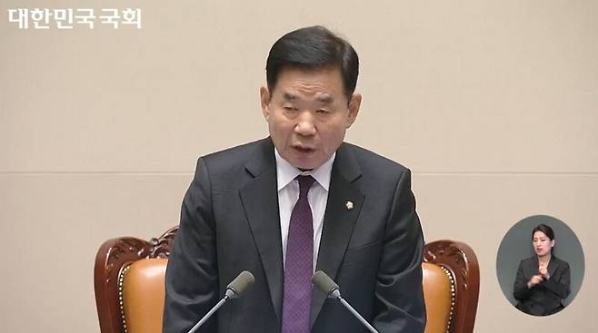 ▲김진표 국회의장이 1일 오후 국회 본회의를 개회하면서 정부로부터 이동관 방송통신위원장이 면직되었다는 공문을 제출했다며 이동관 탄핵소추안을 의사일정에 포함시키지 않았다고 밝히고 있다. 사진=국회 영상회의록 갈무리