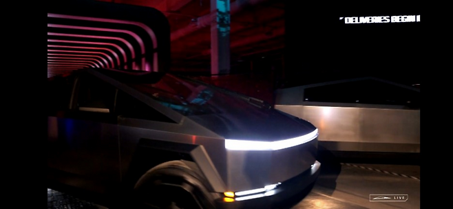 30일 미국 텍사스 오스틴의 테슬라 공장에서 고객에게 전달되고 있는 ‘사이버트럭’. <사진=테슬라>