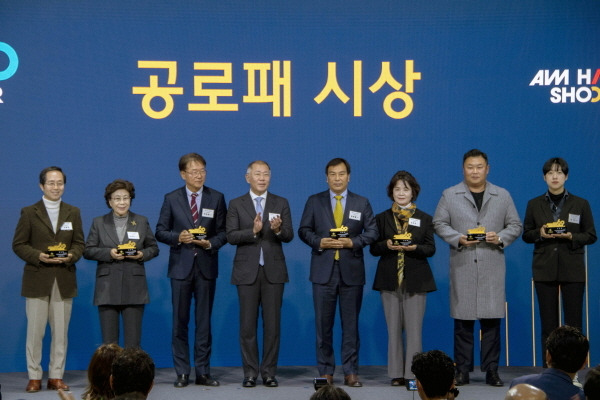 정의선 현대차그룹 회장(대한양궁협회장)이 한국 양궁에 큰 공헌을 한 양궁인들에게 공로패와 감사패를 수여하고 기념촬영하는 모습 [사진제공=현대차그룹]