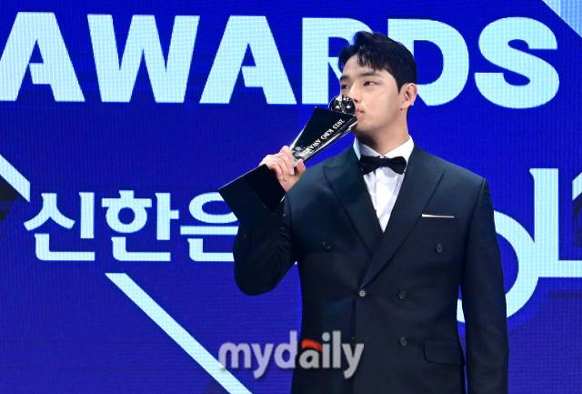 2023 KBO 신인상을 수상한 문동주가 트로피에 키스하고 있다 / 소공동 = 유진형 기자 zolong@mydaily.co.kr