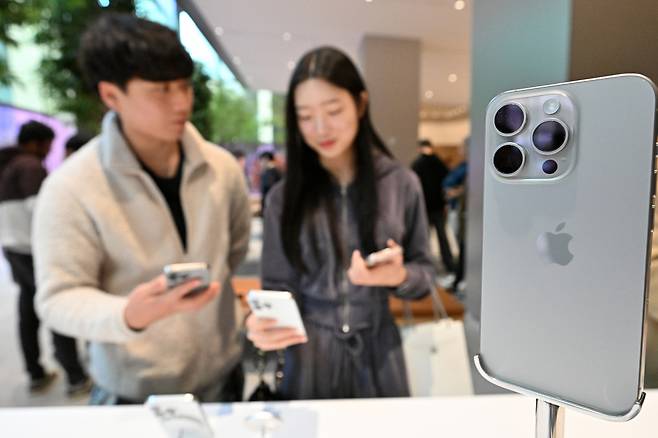 서울 중구 명동 애플스토어에서 고객들이 아이폰15를 살펴보고 있다. [임세준 기자]