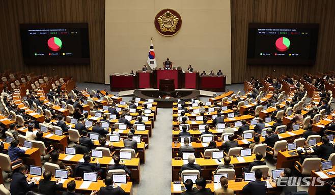 [서울=뉴시스] 추상철 기자 = 장동혁 국민의힘 의원이 30일 오후 서울 여의도 국회에서 열린 제410회국회(정기회) 제12차 본회의에서 '이동관 방송통신위원장에 대한 탄핵소추안의 법제사법위원회로의 회부 동의의 건'이 부결되고 있다. 2023.11.30. scchoo@newsis.com