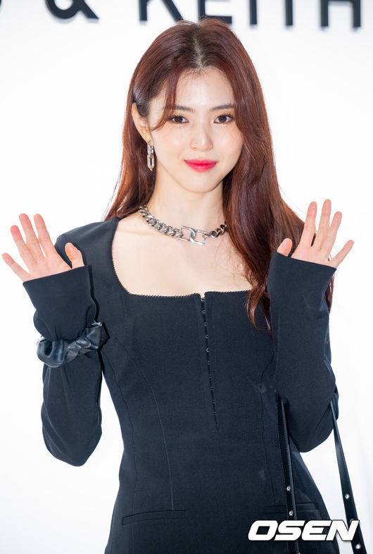 [OSEN=민경훈 기자] 5일 오후 서울시 서초구 강남대로에서 패션 브랜드 플래그십 스토어 오픈 포토 행사가 열렸다.배우 한소희가 입장하며 포즈를 취하고 있다. 2023.09.05 / rumi@osen.co.kr