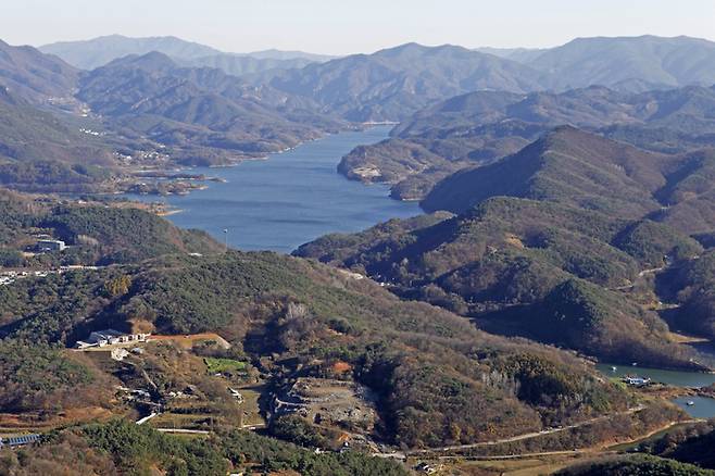 충북 제천 옥순대교와 소백산 방면 풍경. 사진제공|박상준(여행작가)