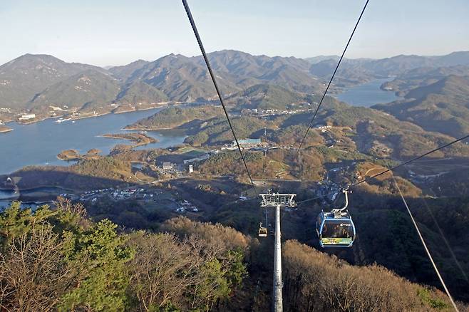 제천 시민의 일상이 스며든 의림지는 내륙의 바다를 실감케 하는 풍경. 사진제공|박상준(여행작가)