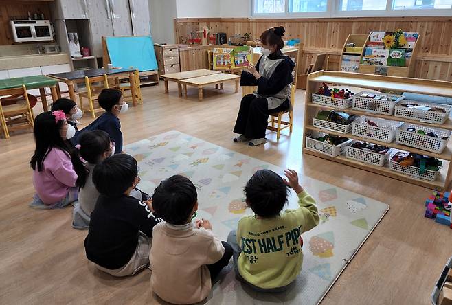 서울 노원구의 한 직장 어린이집에서 교사가 수업을 진행하고 있다. 노원구 제공