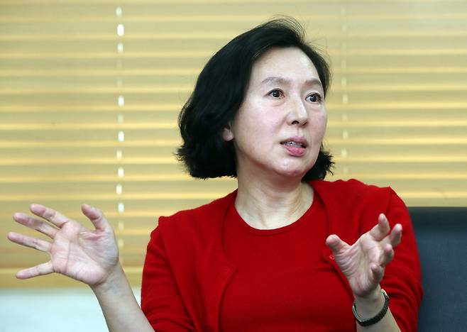11월 29일 김현아 한림대성심병원 교수가 서울 정동 경향신문사에서 주간경향과 인터뷰를 하고 있다. /서성일 선임기자