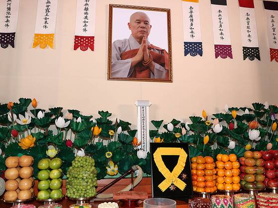 2일 오전 서울 종로구 조계사 대웅전에 마련된 전 조계사 총무원장 고 자승 스님 영전에 정부 국민훈장 무궁화장이 놓여 있다. 〈사진=공동취재〉