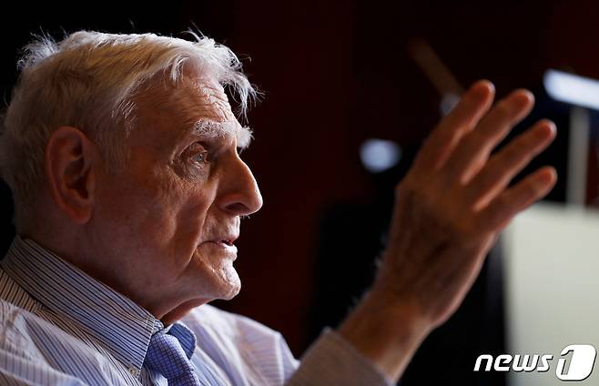 리튬이온 배터리 발전에 기여한 공로로 97세에 노벨상을 받은 존 B. 구디너프 교수가 25일(현지시간) 별세했다. 향년 100세. 사진은 2019년 영국 런던에서 강연하는 구디너프 교수의 모습. 2019.10.09/ ⓒ 로이터=뉴스1 ⓒ News1 박재하 기자